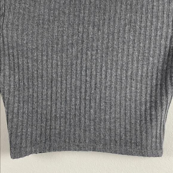 Abercrombie & Fitch Ribbed Knit Short Sleeve Crop Top | V Neck, Ruched/Keyhole - Picture 6 of 14